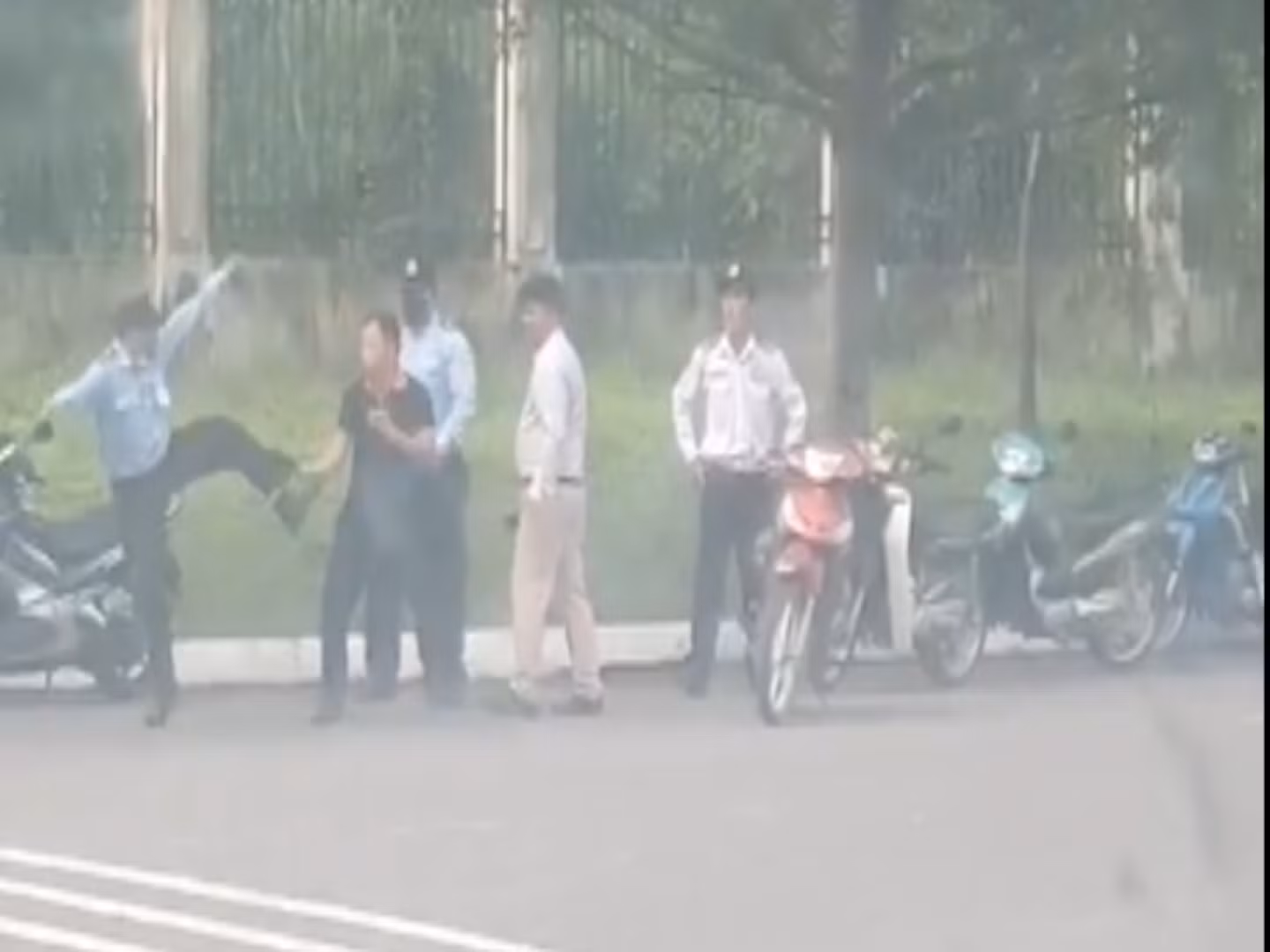 Nhóm bảo vệ đánh công nhân gục tại chỗ trong Khu Công nghiệp