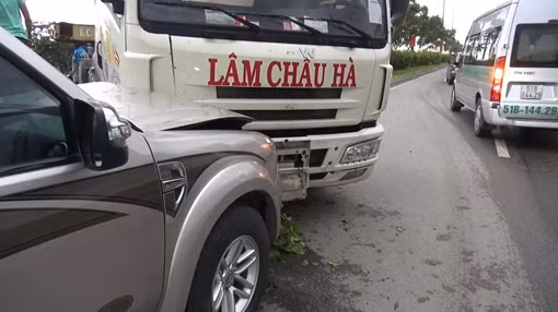 Xe đầu kéo lao qua dải phân cách đâm nát xe 7 chỗ