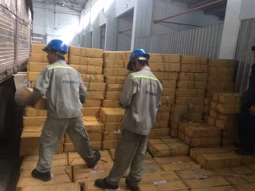 Thu giữ hơn 4.000 áo chống nắng “hàng hiệu” rởm ảnh 4