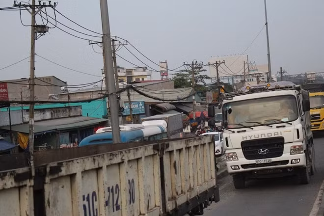Nhiều xe nối đuôi bị ùn tắt nhiều giờ đồng hồ