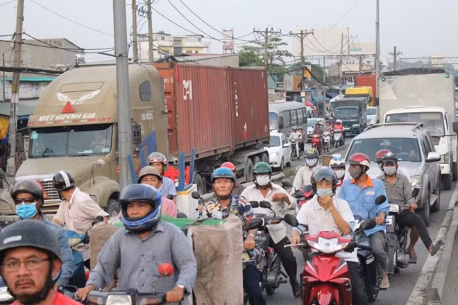 Vụ tai nạn làm tê liệt đoạn giao thông khu vực này