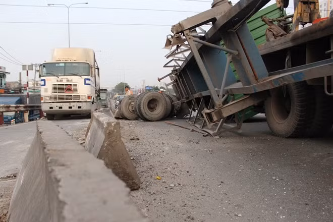 hơn 10 mét dãi phân cách bị hư hỏng