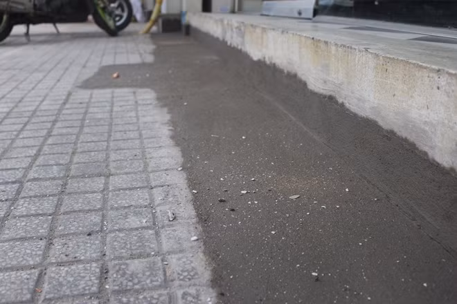 Người dân quận 10 tự giác phá bỏ bậc tam cấp trả lại vỉa hè cho người đi bộ