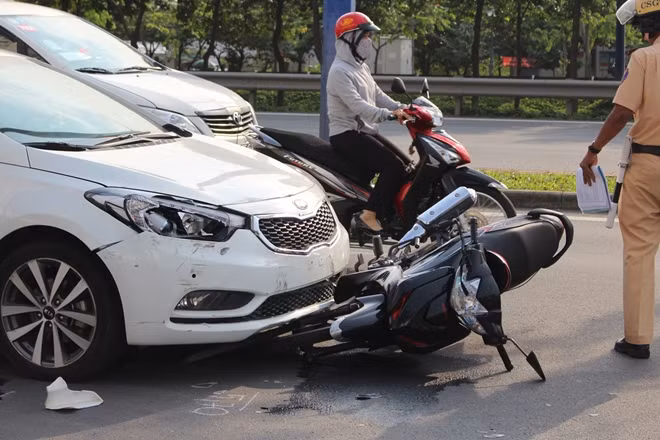 Chiếc xe máy bị xe ôtô tông hư hỏng nặng
