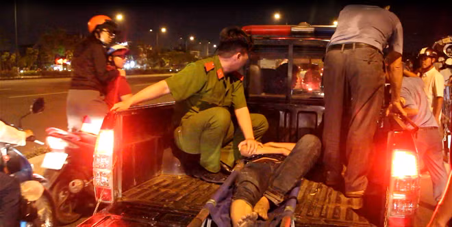 Người đàn ông được đưa đi cấp cứu