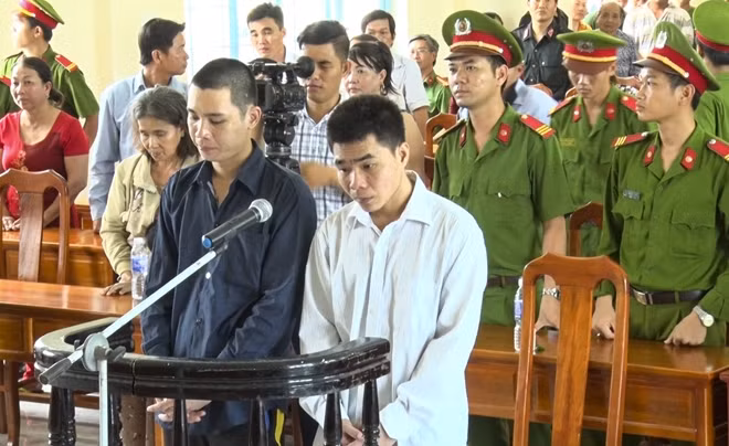 Đối tượng Nhựt Hoàng và Đức Huy tại phiên tòa xét xử
