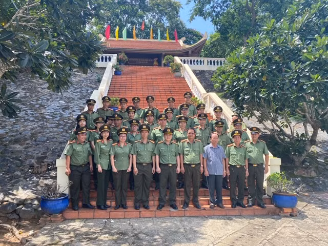 Các đại biểu chụp ảnh lưu niệm tại Nghĩa trang Liệt sỹ Đồi 82