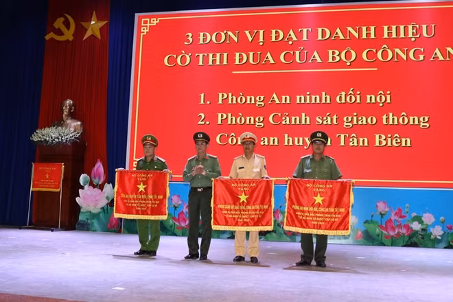 Các tập thể xuất sắc nhận Cờ thi đua của Bộ Công an