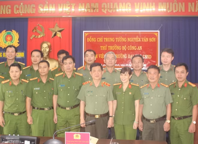 Thứ trưởng Nguyễn Văn Sơn và các đại biểu dự buổi làm việc.