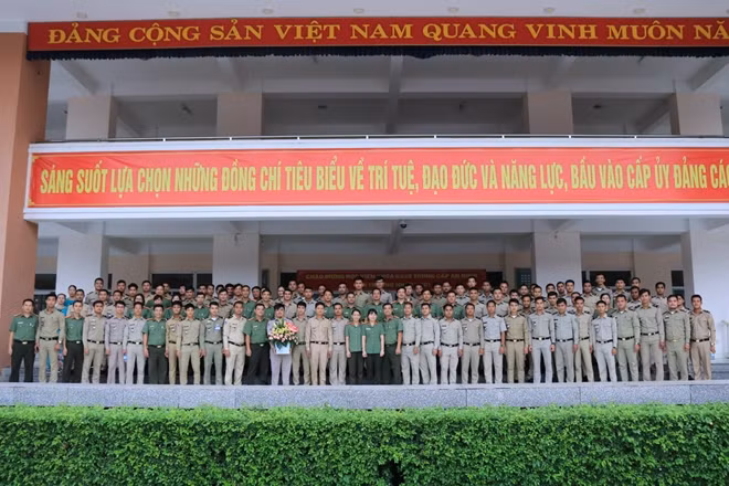 Nhà trường cùng các học viên Campuchia chụp ảnh lưu niệm tại buổi gặp mặt