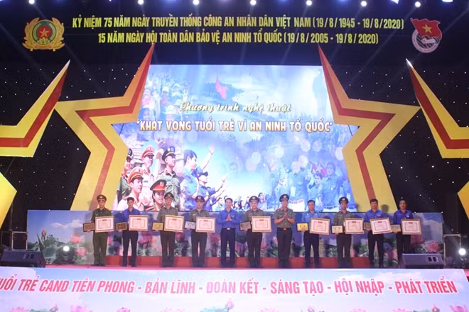 Thứ trưởng Lê Tấn Tới khen thưởng các mô hình tiêu biểu trong phong trào “Toàn dân bảo vệ ANTQ”