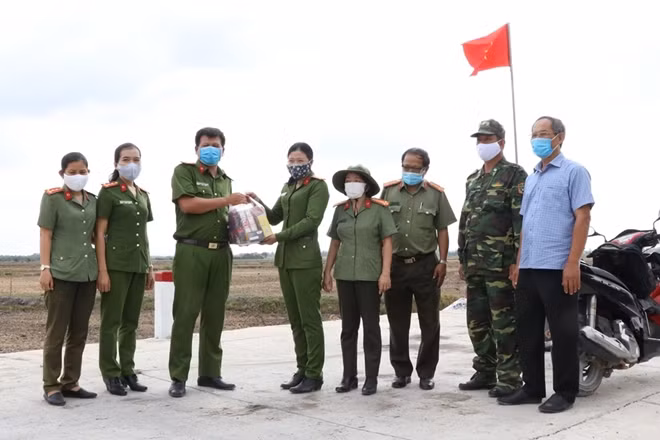 Đoàn thăm, động viên lực lượng các chốt chặn phòng chống dịch bệnh Covid-19 ở huyện Bến Cầu
