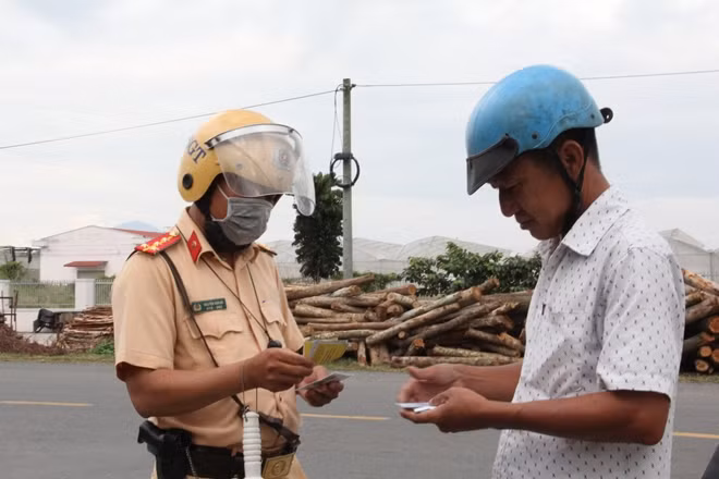 CSGT kiểm tra người tham gia giao thông