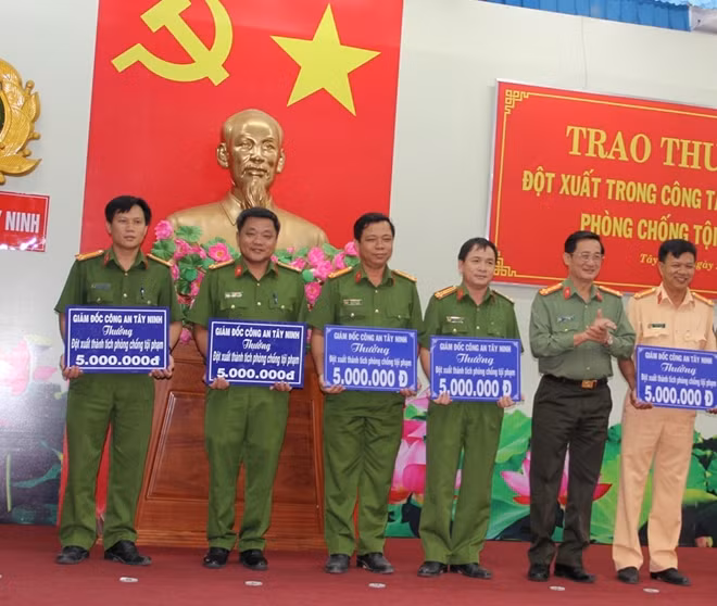 Các tập thể được khen thưởng