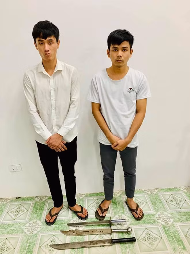Hai đối tượng cùng tang vật (ảnh CA)