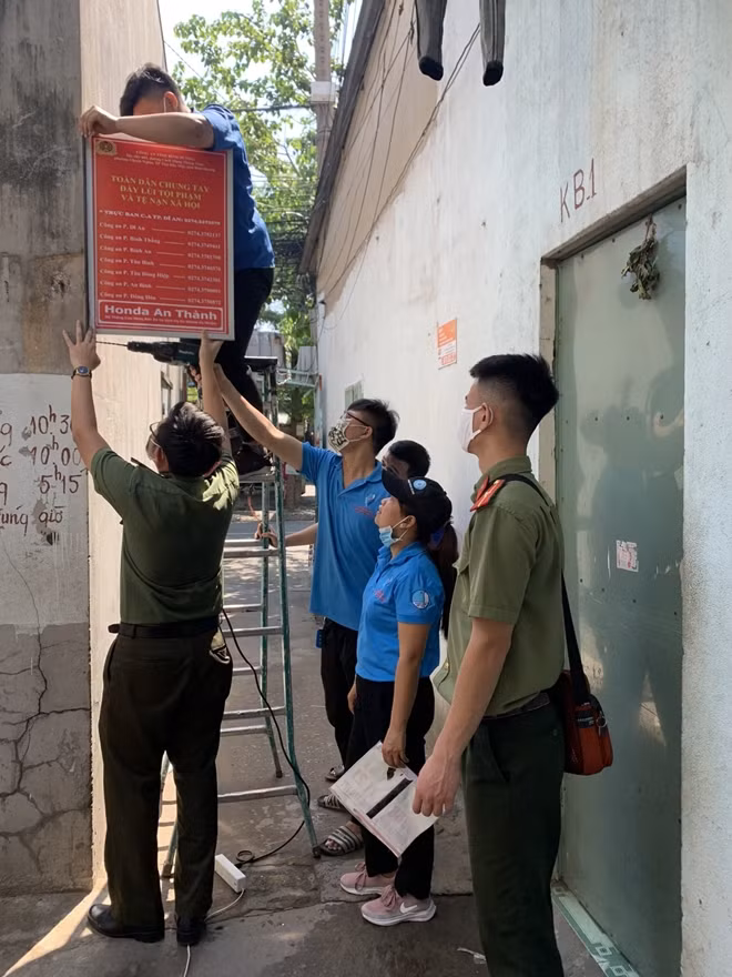 Cán bộ, chiến sỹ gắn pano và tuyên truyền phòng chống tội phạm, phòng ngừa dịch COVID-19