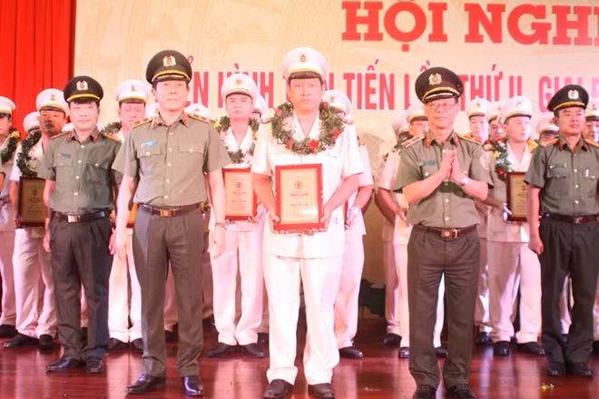 Thứ trưởng Lương Tam Quang trao kỷ niệm chương vinh danh các cá nhân điển hình
