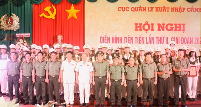 Thứ trưởng Lương Tam Quang chụp ảnh lưu niệm cùng với tập thể, cá nhân điển hình trong phong trào thi đua “Vì an ninh Tổ quốc”