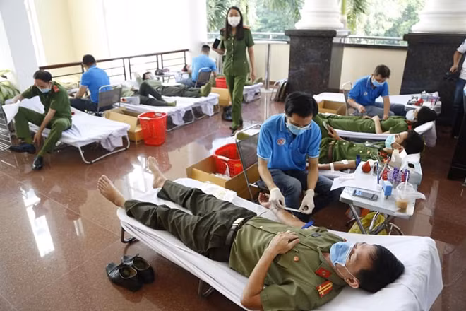 Cán bộ, chiến sỹ tích cực hiến máu cứu người