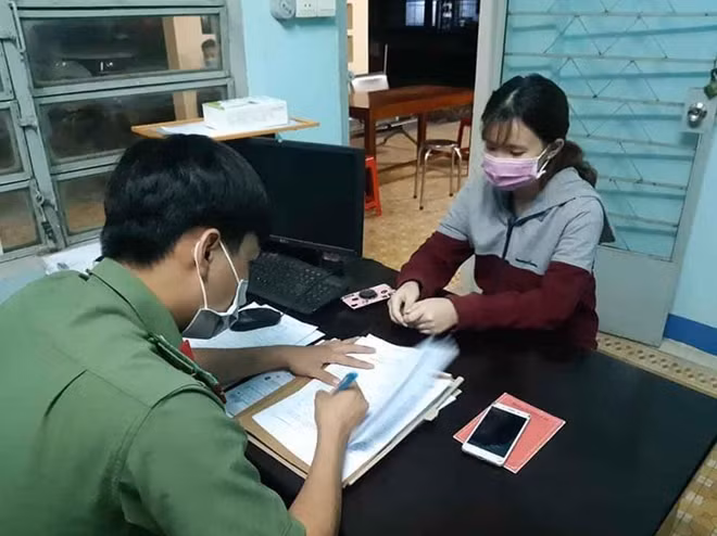 Công an xử phạt đối tượng (ảnh H.N)