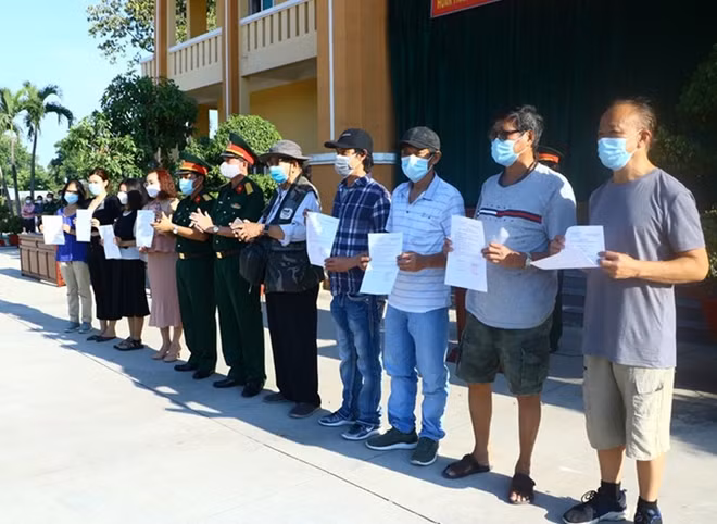 Trường Quân sự Quân đoàn 4 trao giấy xác nhận hết thời gian cách ly y tế tập trung cho các công nhân (ảnh L.A)