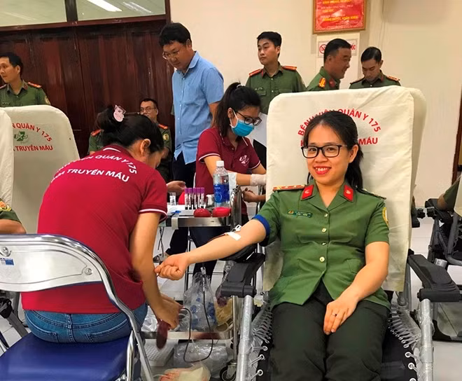 Niềm vui hiến máu cứu người.