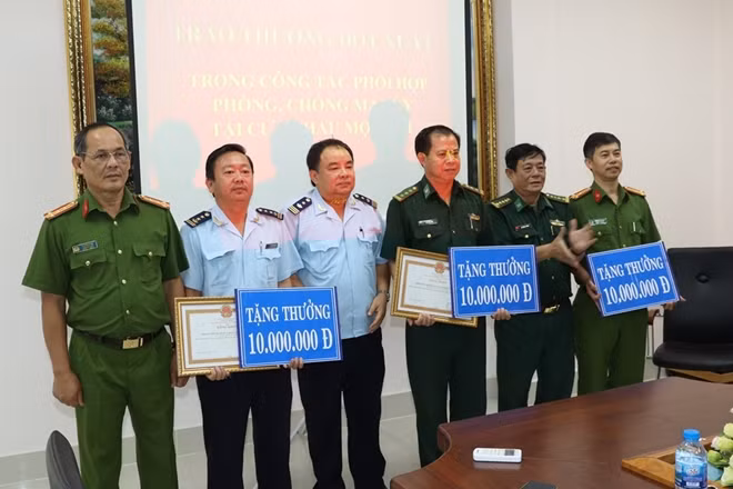 Các tập thể được khen thưởng