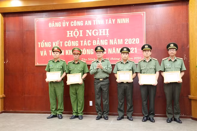 Đại tá Nguyễn Văn Trãi tặng Giấy khen cho các cơ sở đảng đạt tiêu chuẩn “Trong sạch vững mạnh tiêu biểu”