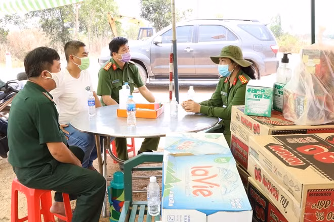 Đoàn ân cần thăm hỏi, tặng quà cán bộ, chiến sỹ tại các chốt