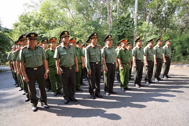 Cán bộ, chiến sỹ tượng niệm tri ân các anh hùng, liệt sỹ