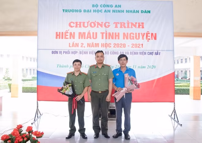 Đại úy Trần Hải Du tặng hoa cảm ơn các đơn vị phối hợp tổ chức hiến máu