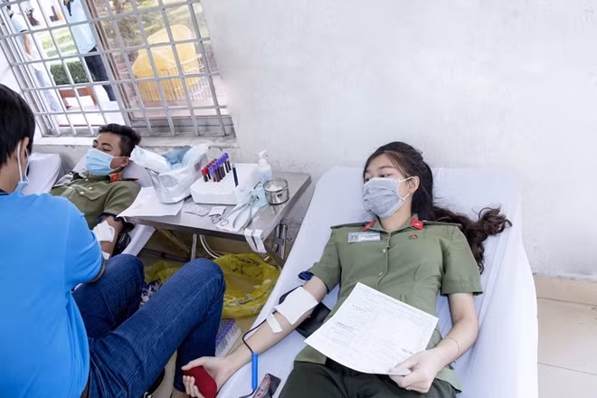 Các sinh viên tích cực tham gia hiến máu.