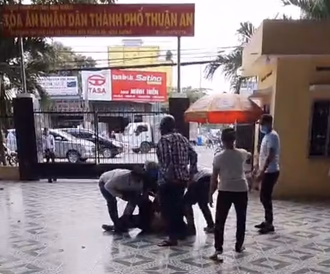 Các đối tượng bắt giữ người trái pháp luật tại trụ sở của tòa án (ảnh do Công an cung cấp)