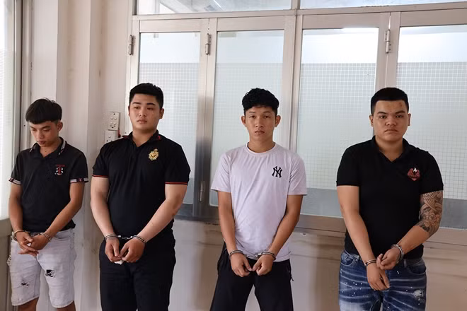 Các đồng bọn của Phú.
