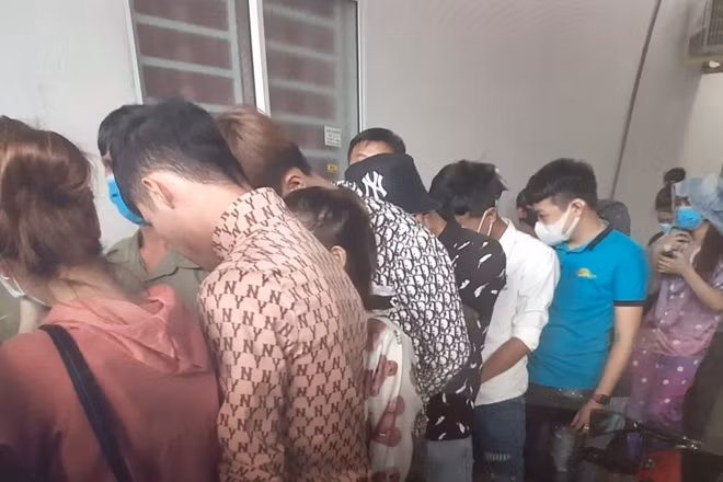 Các nam nữ dính ma túy (ảnh Tấn Lực)
