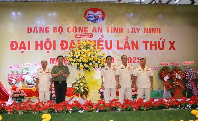 Thứ trưởng Lê Tấn Tới chúc mừng Đảng bộ Công an tỉnh Tây Ninh