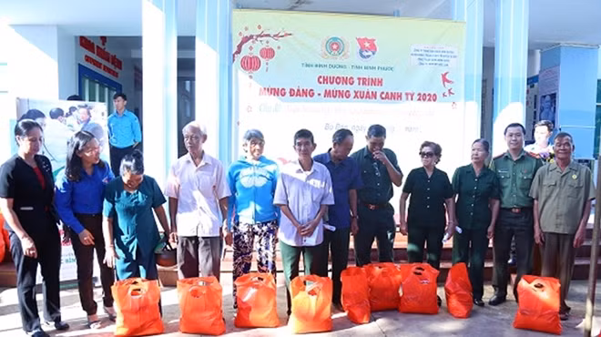 Công an tỉnh Bình Dương tặng quà cho người dân nghèo