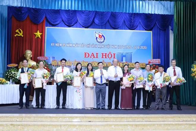 Hội Nhà báo tỉnh Bình Dương trao giải thưởng cho các tác giả
