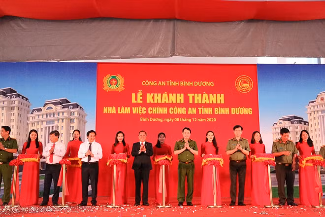 Các đại biểu cắt băng khánh thành tại buổi lễ
