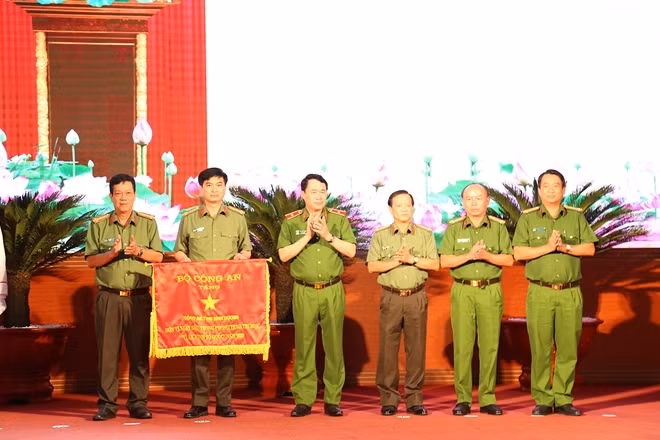 Thứ trưởng Lê Quốc Hùng đã trao Cờ thi đua của Bộ Công an cho Công an tỉnh Bình Dương