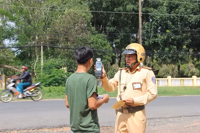 Cán bộ CSGT kiểm tra nồng độ cồn người tham gia giao thông