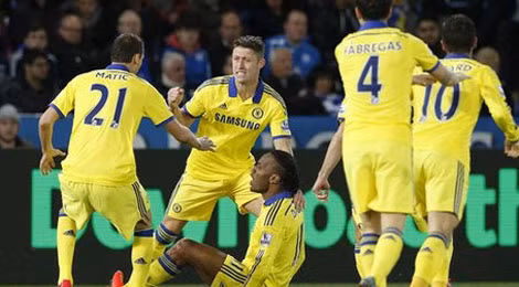 Các cầu thủ Chelsea ăn mừng sau bàn mở tỷ số của Drogba ở phút 48 (Ảnh – BBC)