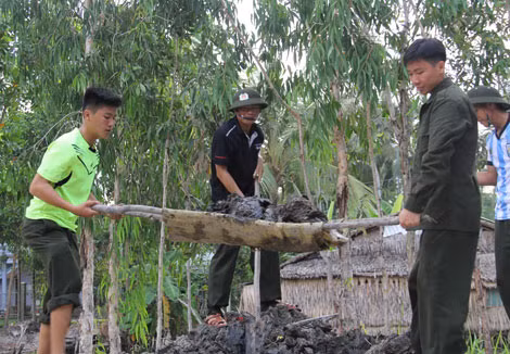 Tuổi trẻ Công an tỉnh Hậu Giang chung tay xây dựng nông thôn mới ở xã Phương Phú, huyện Phụng Hiệp.