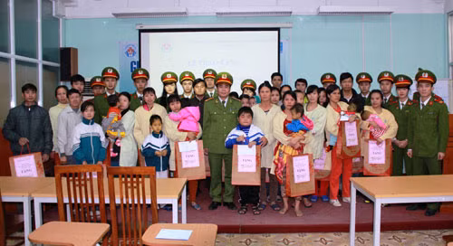 Tết ấm tình thương là một hoạt động hết sức thiết thực, nghĩa tình của Học viện CSND.