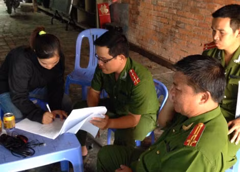 Lực lượng chức năng làm việc với chủ cơ sở Lệ Hằng.