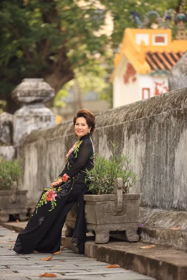Giọng ca Phương Dung cũng trở lại với 3 ca khúc: Nỗi buồn gác trọ, Trăng sơn cước, Chuyện tình Lan và Điệp.
