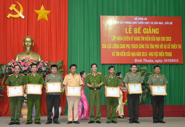 Thiếu tướng Đoàn Việt Mạnh - Cục trưởng Cục Cảnh sát PCCC&CNCH Bộ Công an trao chứng nhận cho các học viên.