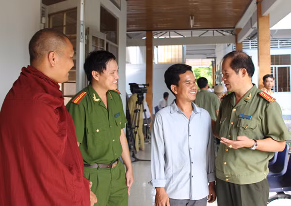 Đại tá Nguyễn Hải Sơn, Giám đốc Công an Hậu Giang ân cần thăm hỏi anh Lý Hai (ở huyện Châu Thành A), một người từng lầm lỡ, giờ vươn lên chí thú làm ăn.