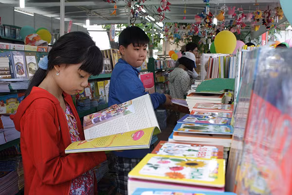 Phần lớn nhà sách tập trung ở thành thị và quỹ thời gian của trẻ dành cho sách chưa nhiều.