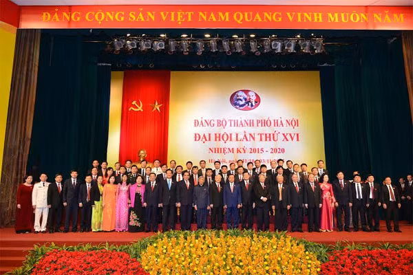 Tổng Bí thư Nguyễn Phú Trọng, các đồng chí lãnh đạo Đảng Nhà nước và các đại biểu tham dự Đại hội Đảng bộ TP Hà Nội lần thứ XVI.